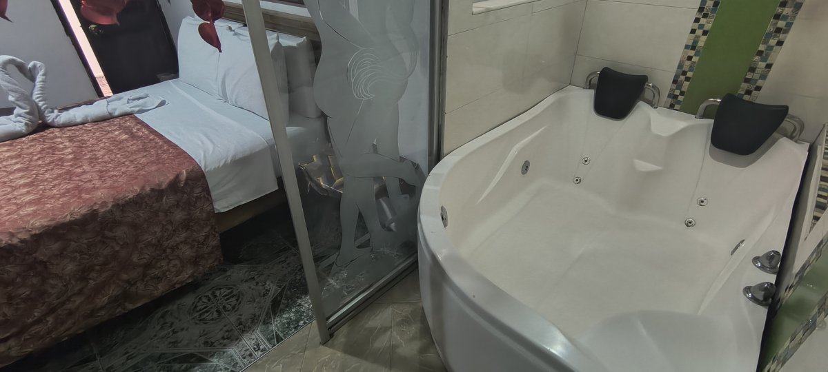 habitación con jacuzzi 