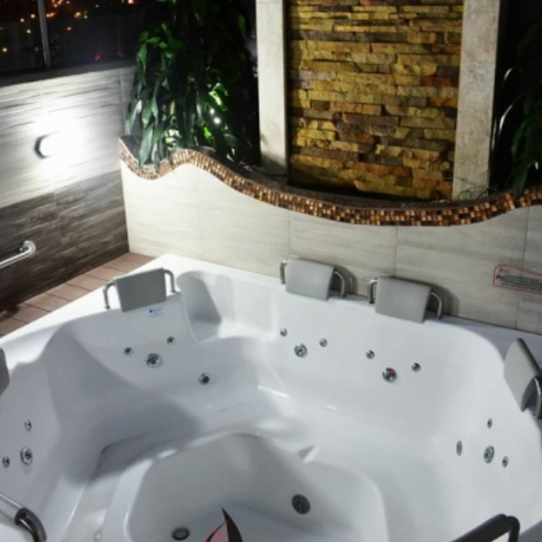 SUITE DUPLEX VIP  JACUZZI, SAUNA Y TURCO en Motel 