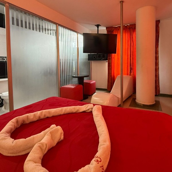 HABITACIÓN SILLA ERÓTICA Y TUBO POLE DANCE  en Motel 