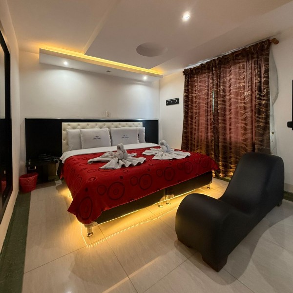 SUITE SALA JACUZZI Y SAUNA, SILLA ERÓTICAY TUBO POLE DANCE  en Motel 