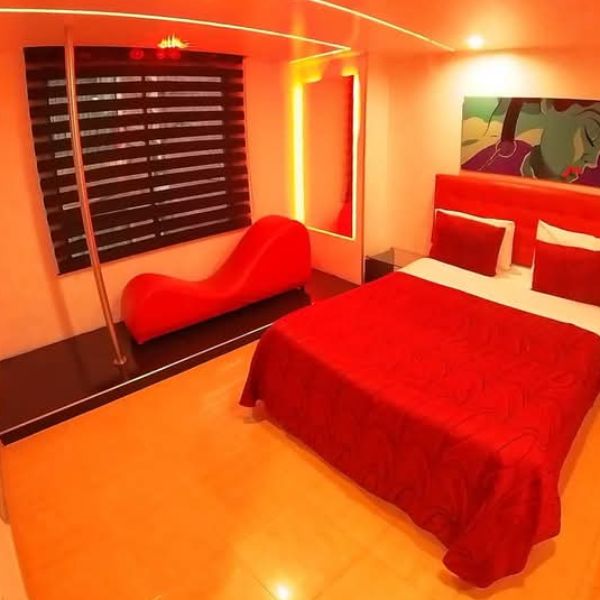 HABITACIÓN TUBO POLEDANCEY SILLA ERÓTICA  en Motel 